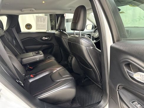 Used 2019 Jeep Cherokee Trailhawk w/ Cold Weather Group image 28