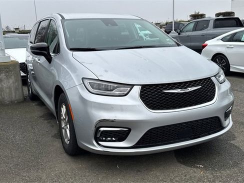 Used 2024 Chrysler Pacifica Touring-L image 2