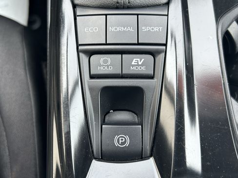 Used 2025 Toyota Camry LE FWD image 32