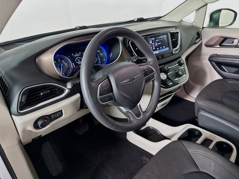 Used 2023 Chrysler Voyager LX image 8