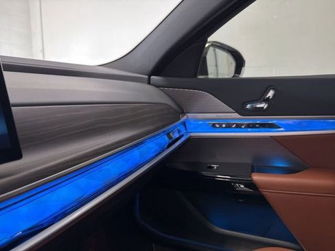 Used 2024 BMW i7 xDrive60 w/ Premium Package image 26