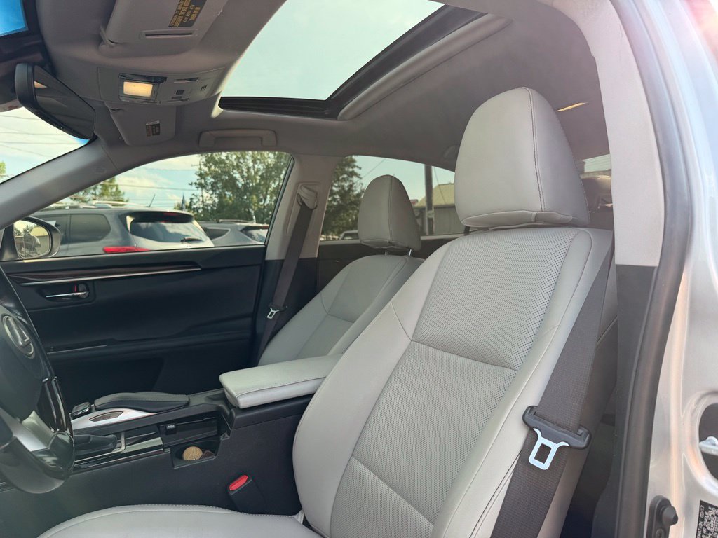 Used 2017 Lexus ES 300h w/ Navigation System Package FWD image 11