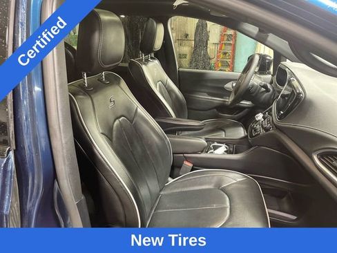 Certified 2025 Chrysler Pacifica Limited image 26