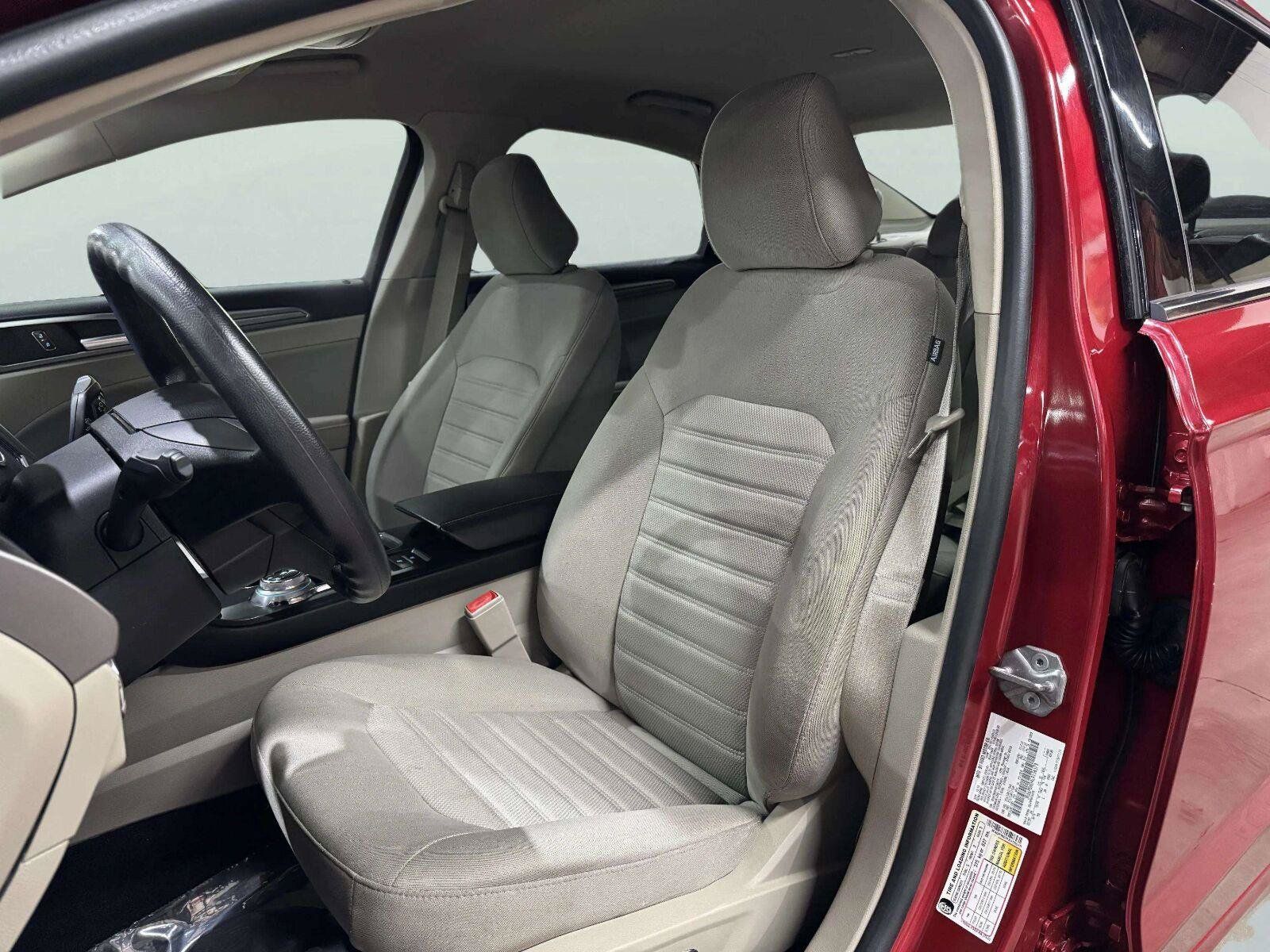 Used 2020 Ford Fusion SE FWD image 23