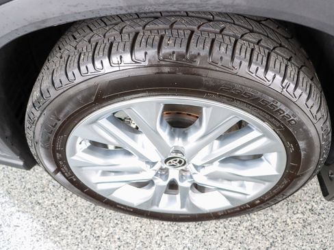 Used 2024 Toyota Highlander Limited image 11