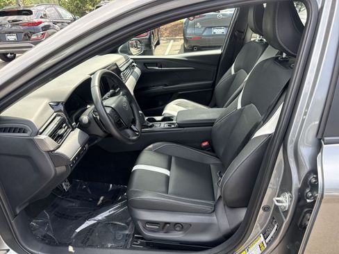 Used 2025 Toyota Camry SE FWD image 13