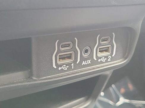 Used 2024 Chrysler Pacifica Limited FWD image 22