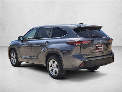Used 2025 Toyota Highlander LE FWD image 8