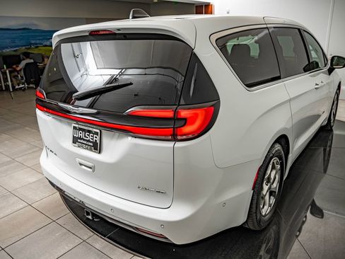 Used 2024 Chrysler Pacifica Limited w/ Trailer Tow Group FWD image 16