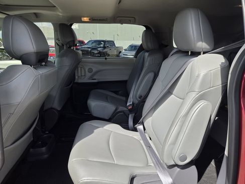 Used 2021 Toyota Sienna XLE FWD image 30
