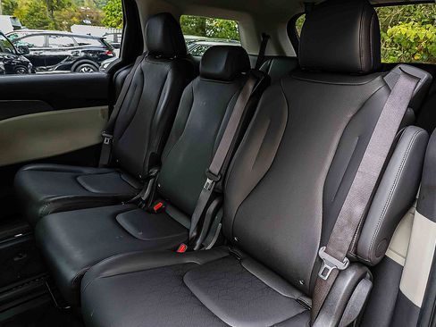 Certified 2023 Kia Carnival LX image 22