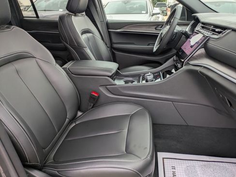 Used 2025 Jeep Grand Cherokee Limited w/ Black Appearance Package image 26