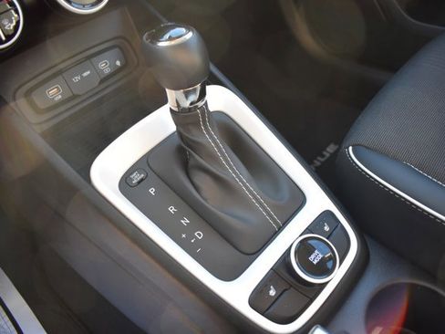 Used 2024 Hyundai Venue Limited image 26