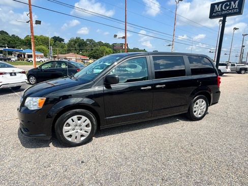 Used 2019 Dodge Grand Caravan SE FWD image 14
