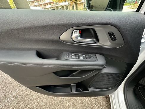 New 2026 Chrysler Pacifica Select AWD/4WD image 18