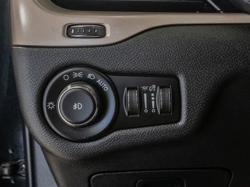 Used 2016 Jeep Cherokee Limited image 10