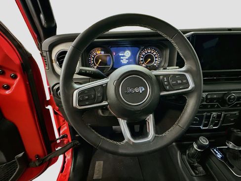 Used 2025 Jeep Wrangler Unlimited Sahara AWD/4WD image 18