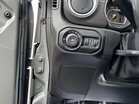 Used 2018 Jeep Wrangler Unlimited Sahara image 12