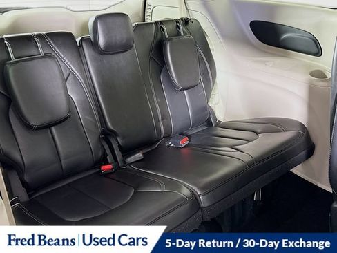 Used 2023 Chrysler Pacifica Touring-L FWD image 32