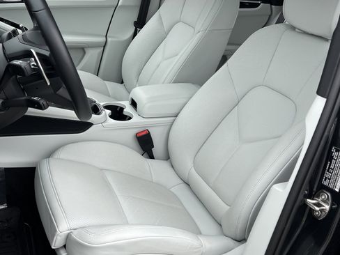 Certified 2025 Porsche Macan image 5