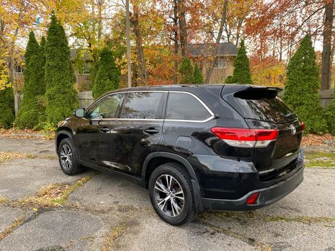 Used 2019 Toyota Highlander LE image 3