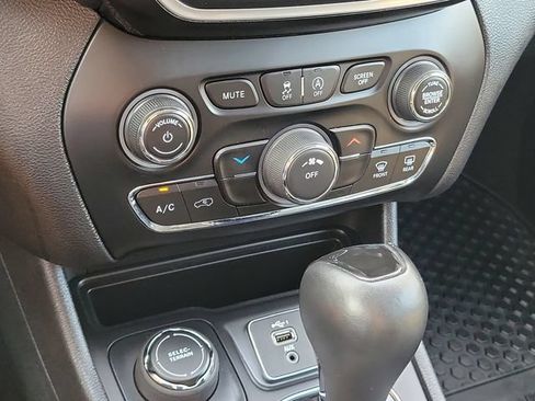 Used 2020 Jeep Cherokee Latitude Plus AWD/4WD image 17
