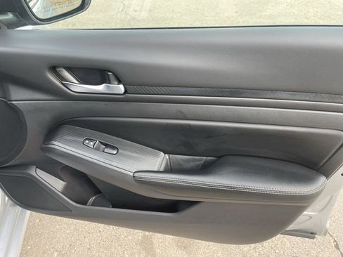 Used 2024 Nissan Altima 2.5 SV image 16