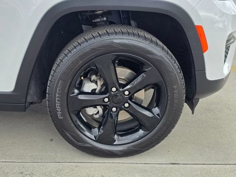 Used 2023 Jeep Grand Cherokee Limited w/ Black Appearance Package AWD/4WD image 8
