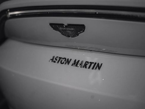 Used 2021 Aston Martin V8 Vantage Coupe image 24