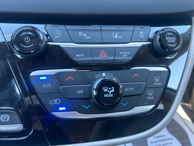 Used 2023 Chrysler Pacifica Touring-L FWD image 19