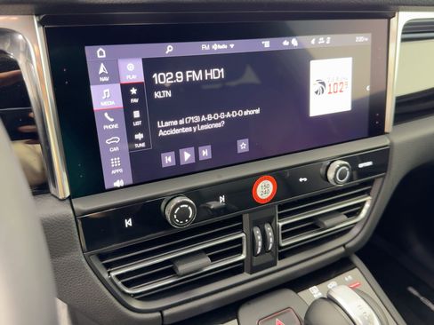 Certified 2025 Porsche Macan image 23