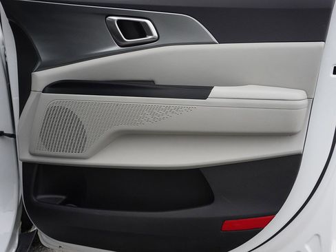 Used 2024 Kia Carnival LX FWD image 22