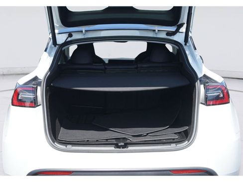 Used 2023 Tesla Model Y AWD image 31