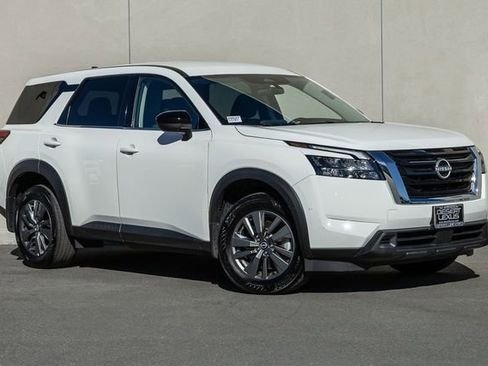 Used 2024 Nissan Pathfinder S image 16