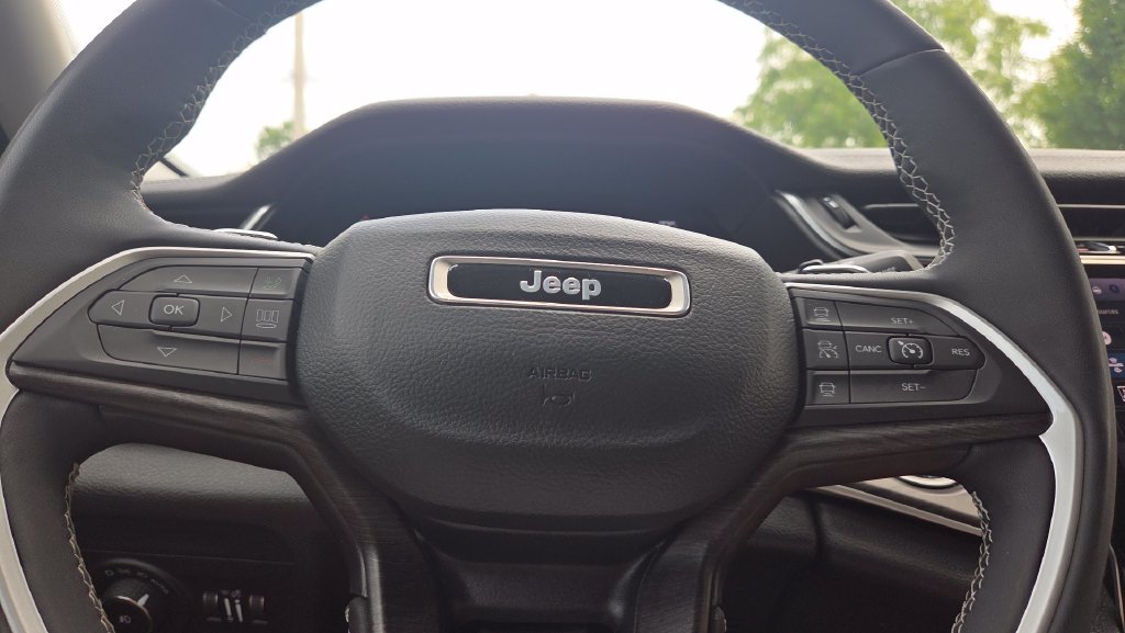 Used 2023 Jeep Grand Cherokee L Limited w/ Black Appearance Package AWD/4WD image 21