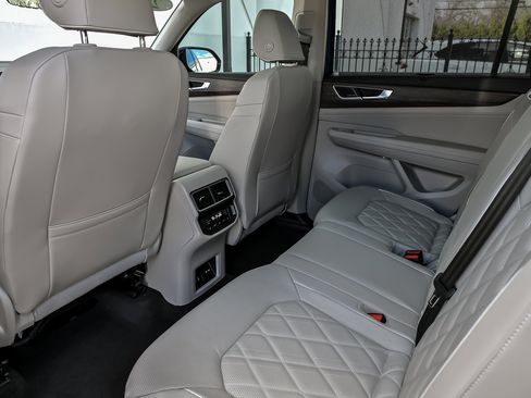 Used 2025 Volkswagen Atlas SEL Premium R-Line image 30