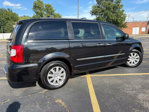 Used 2015 Chrysler Town & Country Touring w/ Driver Convenience Group FWD image 11