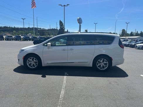 Used 2018 Chrysler Pacifica Touring-L Plus FWD image 5