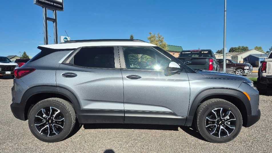 Used 2022 Chevrolet TrailBlazer ACTIV AWD/4WD image 2