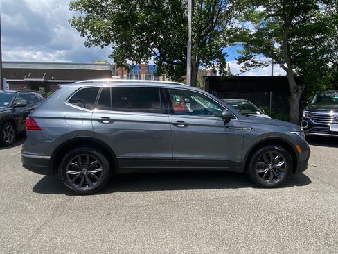 Certified 2022 Volkswagen Tiguan SE w/ Panoramic Sunroof Package AWD/4WD image 2