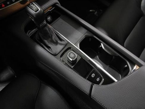 Used 2022 Volvo XC90 T6 Momentum w/ Climate Package image 17