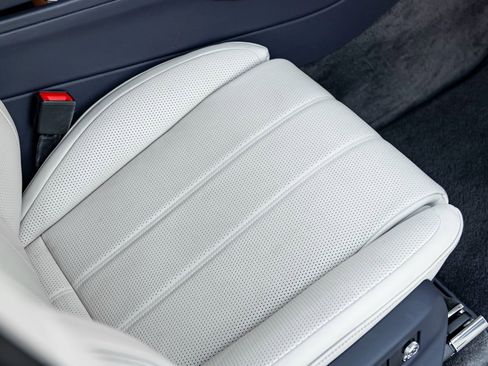 Used 2023 Bentley Bentayga Extended Wheelbase image 30