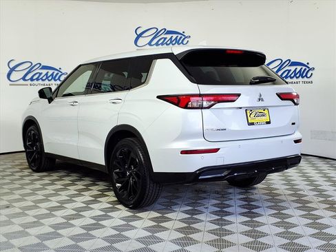 Used 2023 Mitsubishi Outlander SE image 2