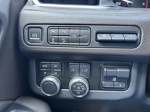 Used 2021 GMC Yukon XL Denali w/ Denali Premium Package image 23