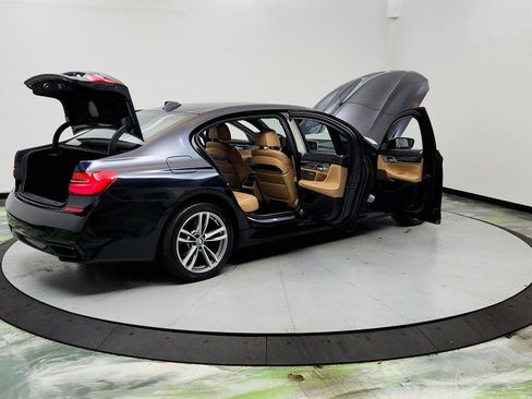 Used 2016 BMW 750i image 11