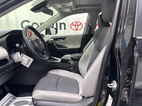 Used 2025 Toyota RAV4 XLE image 20
