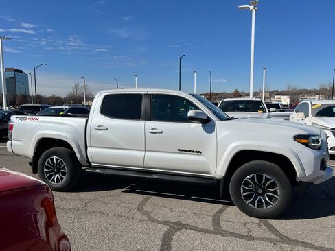 Used 2022 Toyota Tacoma TRD Sport w/ Technology Package image 2