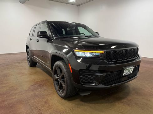 Used 2024 Jeep Grand Cherokee Altitude AWD/4WD image 30