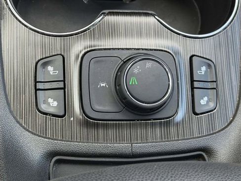 Used 2023 GMC Acadia SLT FWD image 29