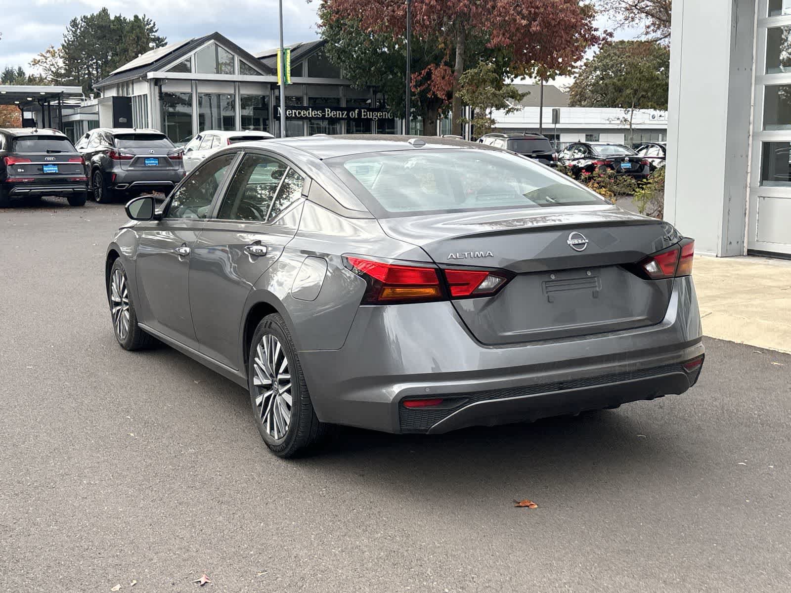 Used 2024 Nissan Altima 2.5 SV FWD image 3